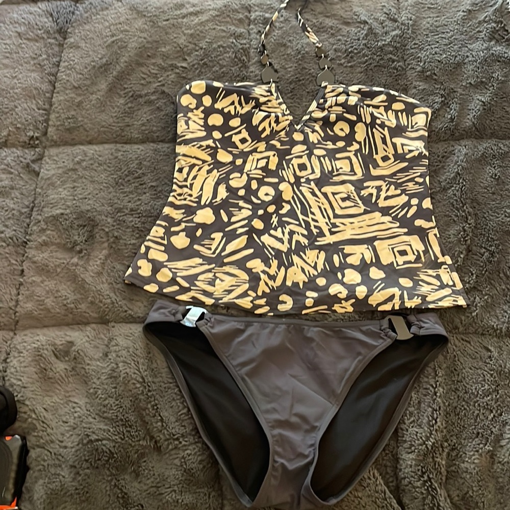 🩱 Victoria’s Secret Halter Top Tankini, Large Top, Medium Bottoms 🩱